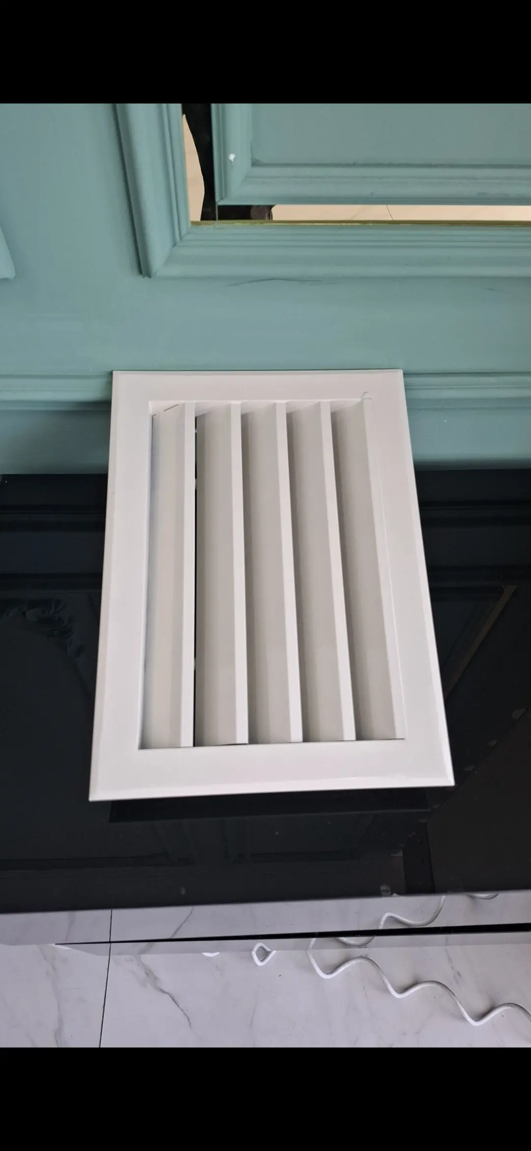 Alüminium mənfəz. Krem rəng 20 × 30 sm