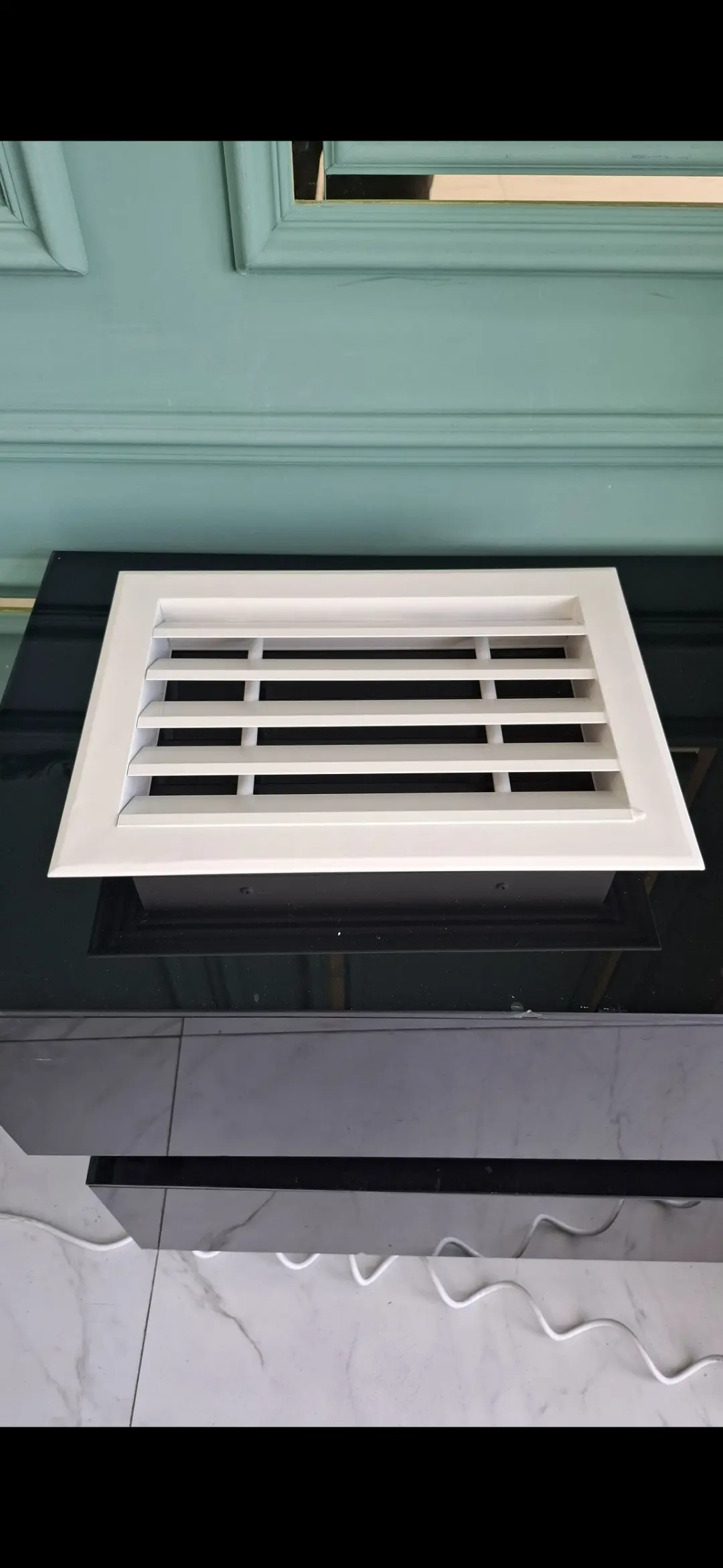 Alüminium mənfəz. Krem rəng 20 × 30 sm